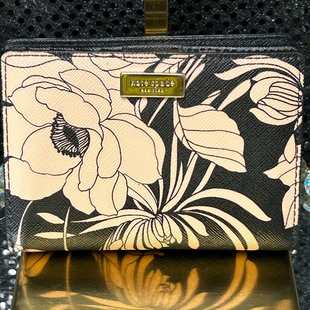 Kate Spade NY Stacy Laurel Way Floral Gardenia Women's Wallet Approx. 5 x 3.5